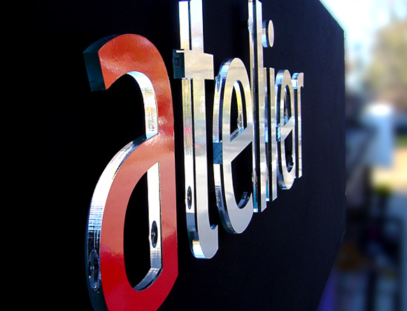 Thi Công Bảng Hiệu Chữ Nổi Mica Chân Nhôm Đẹp, Bền