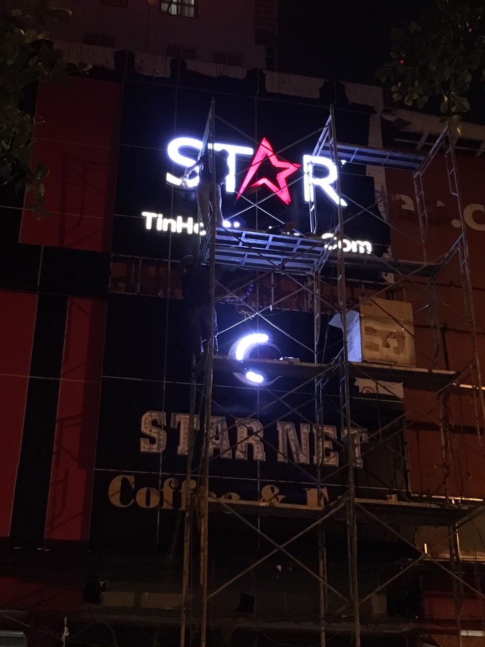 Thi Công Biển Chữ Nổi Đèn LED Đẹp, Chuyên Nghiệp