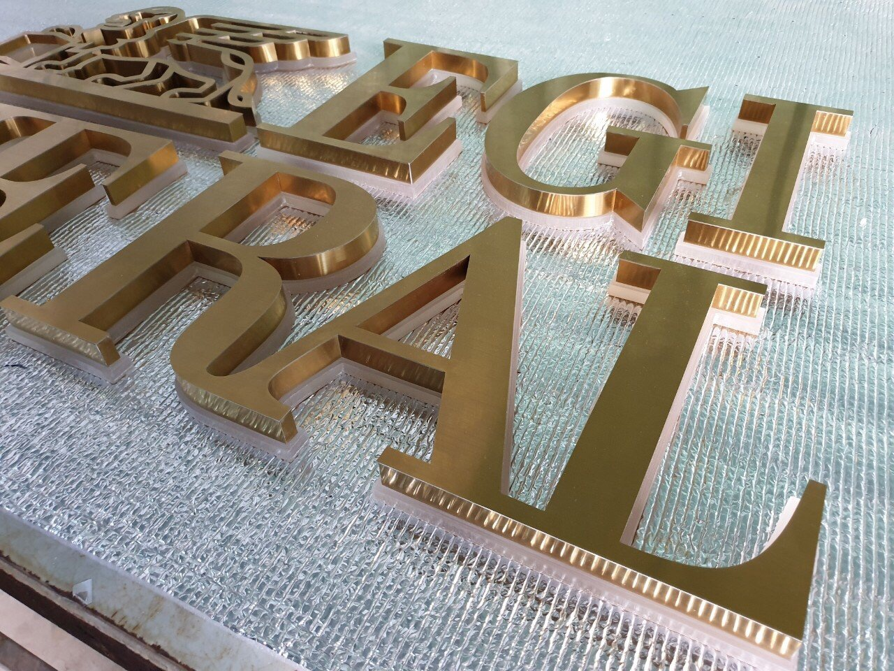 Thiết Kế Bảng Hiệu Quảng Cáo Chữ Nổi Inox Vàng Sang Trọng