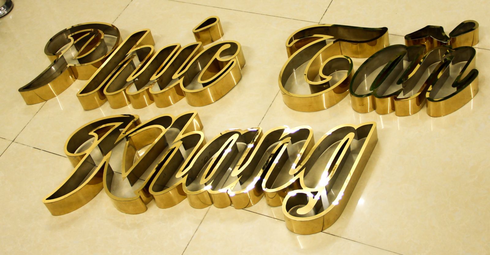 Mẫu Bảng Hiệu Quảng Cáo Chữ Nổi Inox Vàng Đẹp Năm 2026