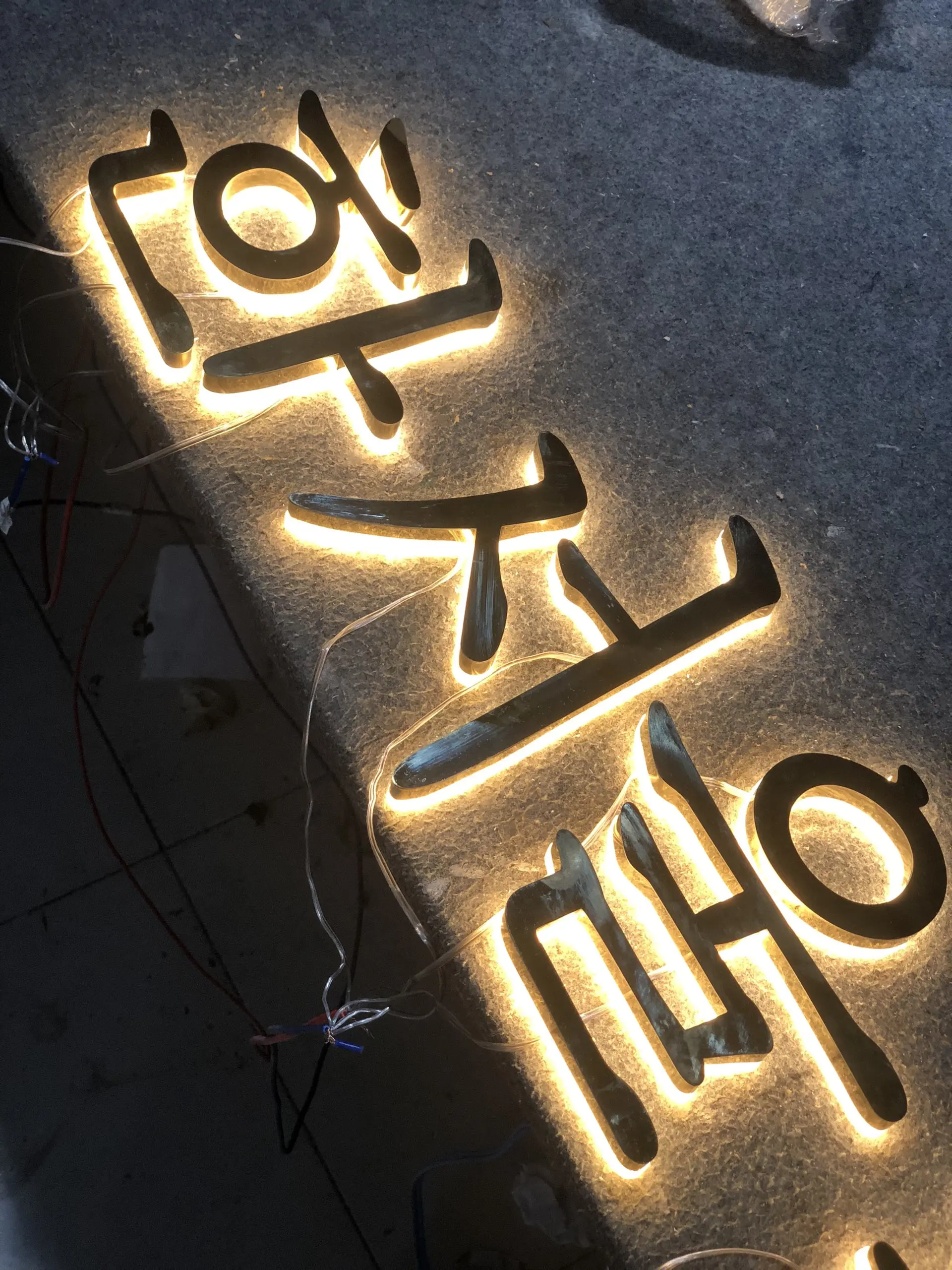 Thiết Kế Chữ Inox Vàng Gương Sang Trọng, Cao Cấp