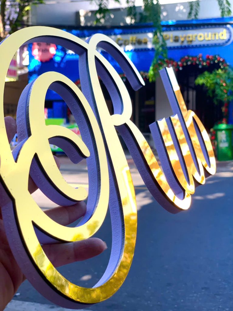 Thiết Kế Bảng Hiệu Quảng Cáo Chữ Nổi Inox Vàng Gương Sang Trọng