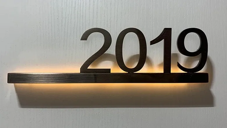 Mẫu Bảng Hiệu Chữ Nổi Mica Viền Inox Đẹp Năm 2026